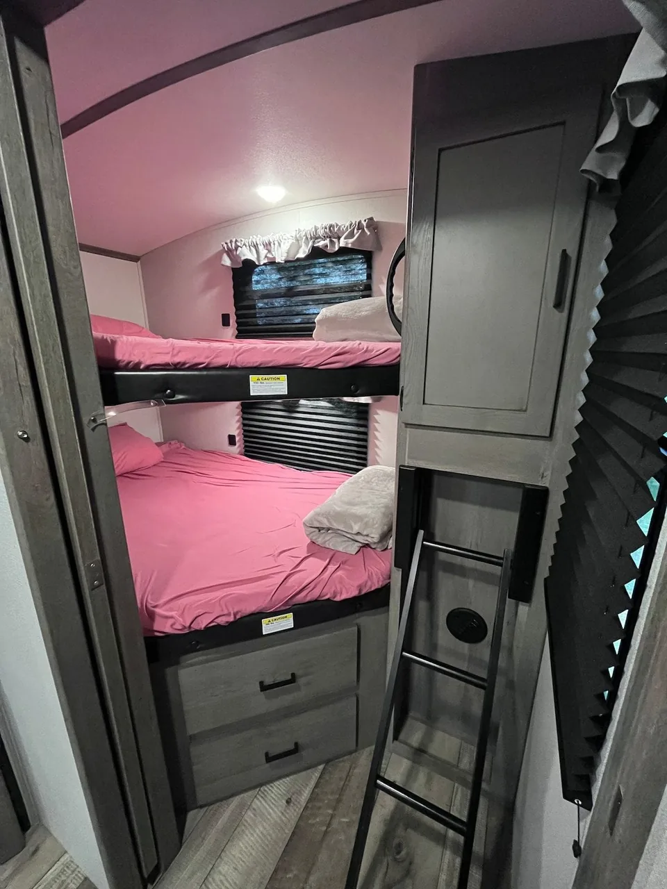 Bunk beds in the Grant Haven Suite rental camper